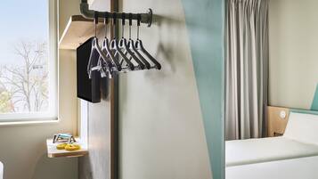 Habitación estándar, 2 camas individuales | Cortinas blackout, insonorización y tabla de planchar con plancha