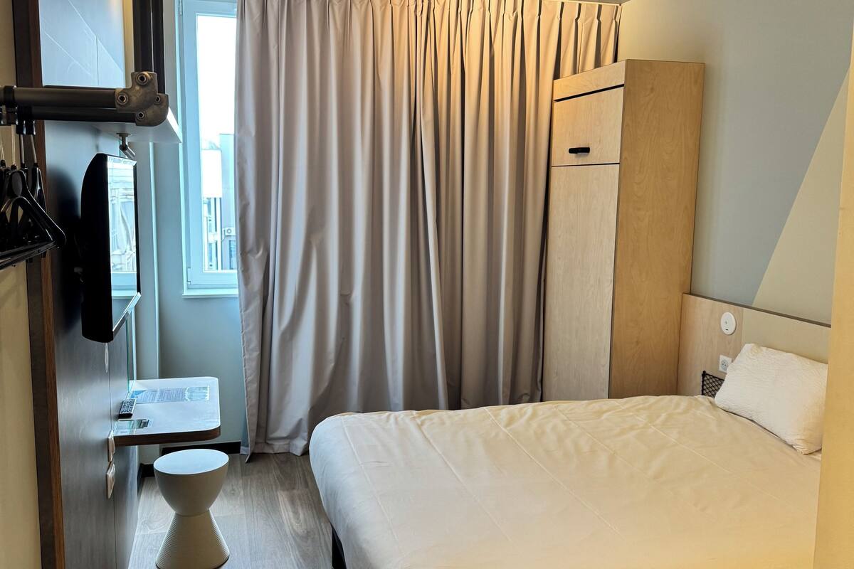 triple room, multiple beds | blackout curtains, soundproofing, iron/ironing board