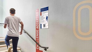 A person descending a staircase with a handrail and a sign that reads "CHALLENGE ACCEPTED". - Ibis Budget Nancy Laxou (Laxou)