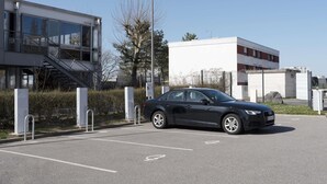 A modern building with a staircase, a parked car, and a clear sky. - Ibis Budget Nancy Laxou (Laxou)
