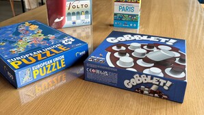 Three puzzle boxes on a wooden table. - Ibis Budget Nancy Laxou (Laxou)