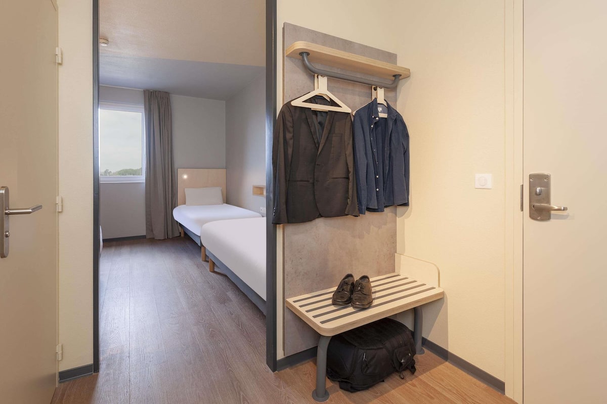 Habitación familiar, varias camas | Escritorio, insonorización y wifi gratis
