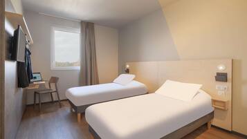 Family Room, Multiple Beds | Desk, soundproofing, free WiFi