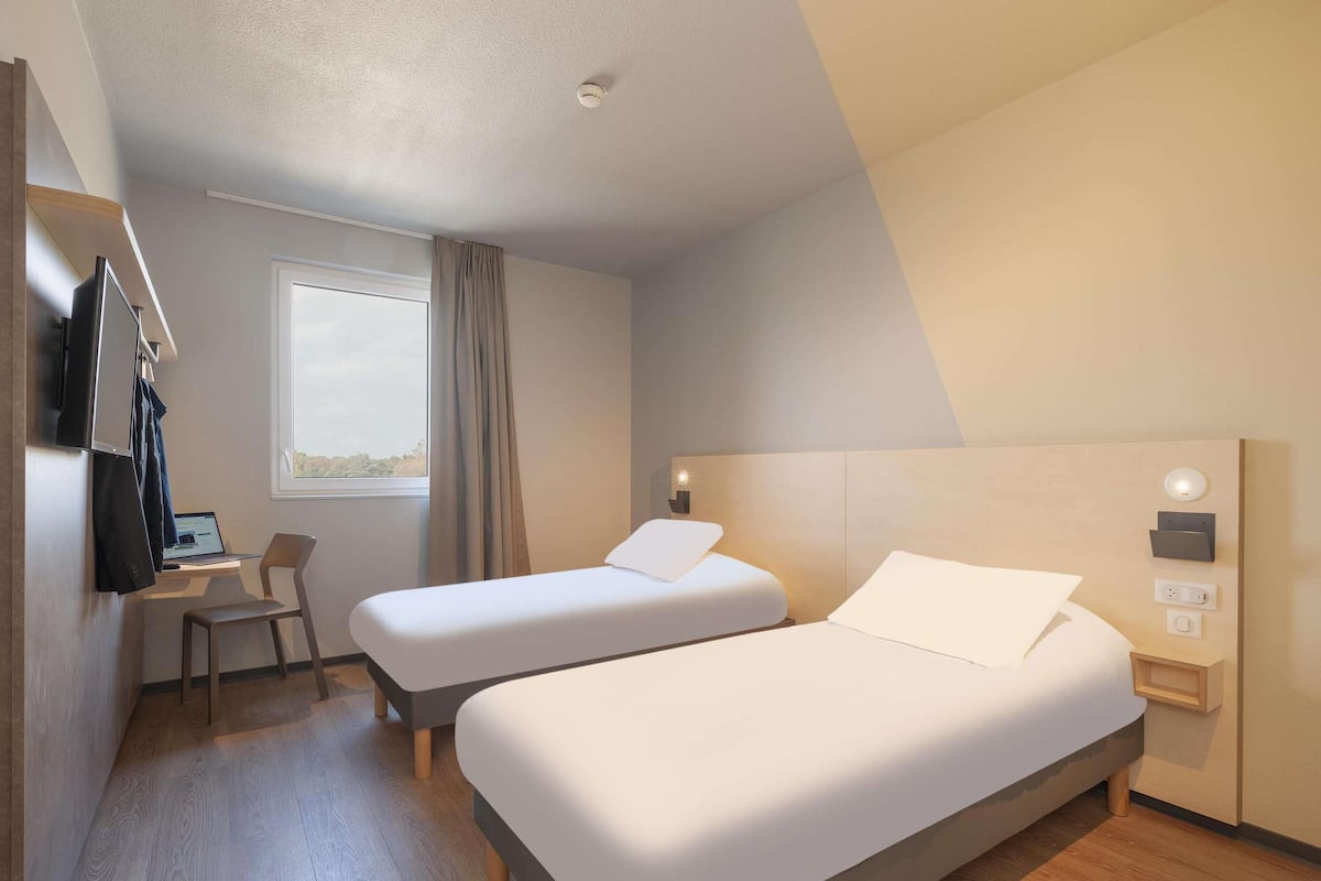 Habitación familiar, varias camas | Escritorio, insonorización y wifi gratis