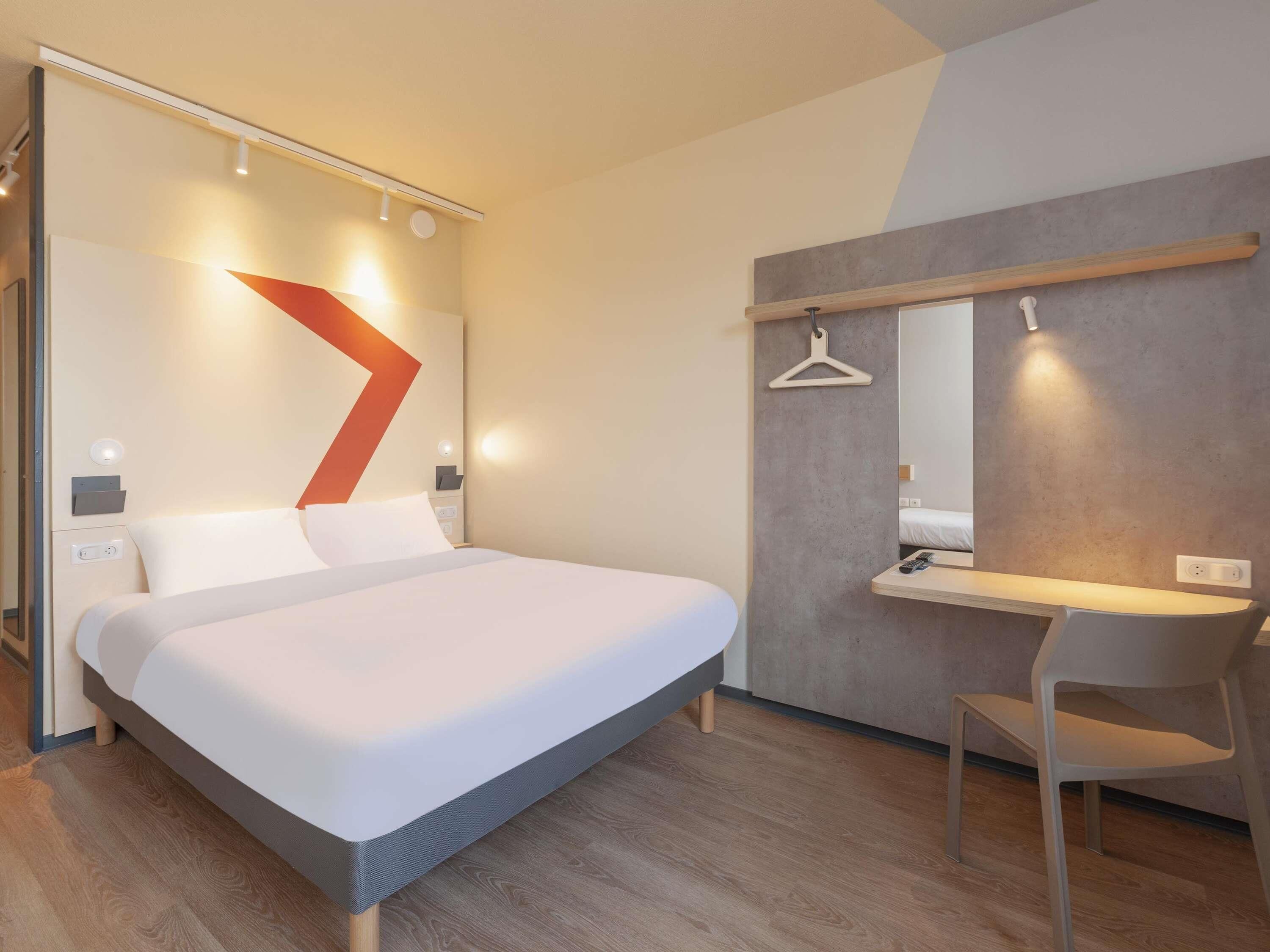 Habitación estándar, 1 cama matrimonial | Escritorio, insonorización y wifi gratis 