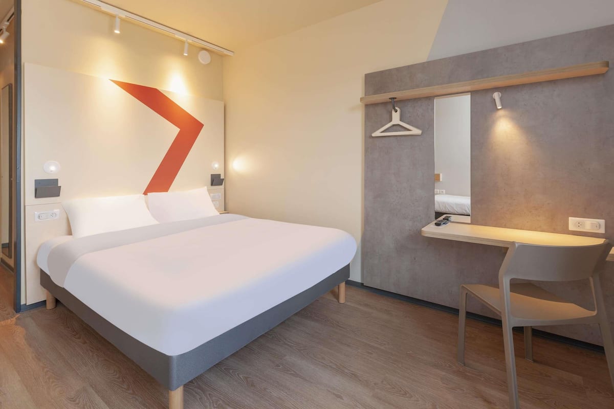 Habitación estándar, 1 cama matrimonial | Escritorio, insonorización y wifi gratis