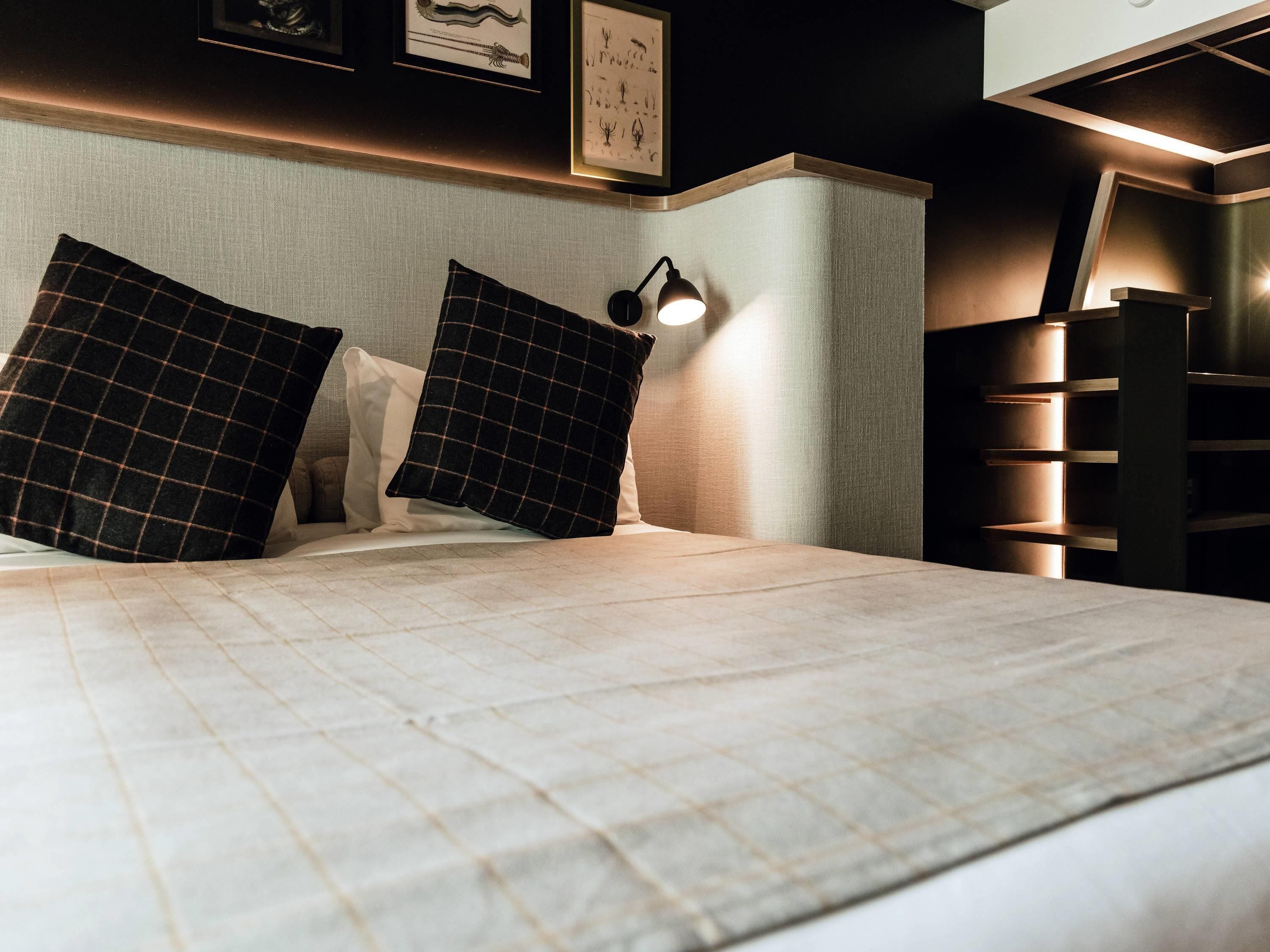 Sängtillbehör av högsta kvalitet, skrivbord och mörkläggningsgardiner