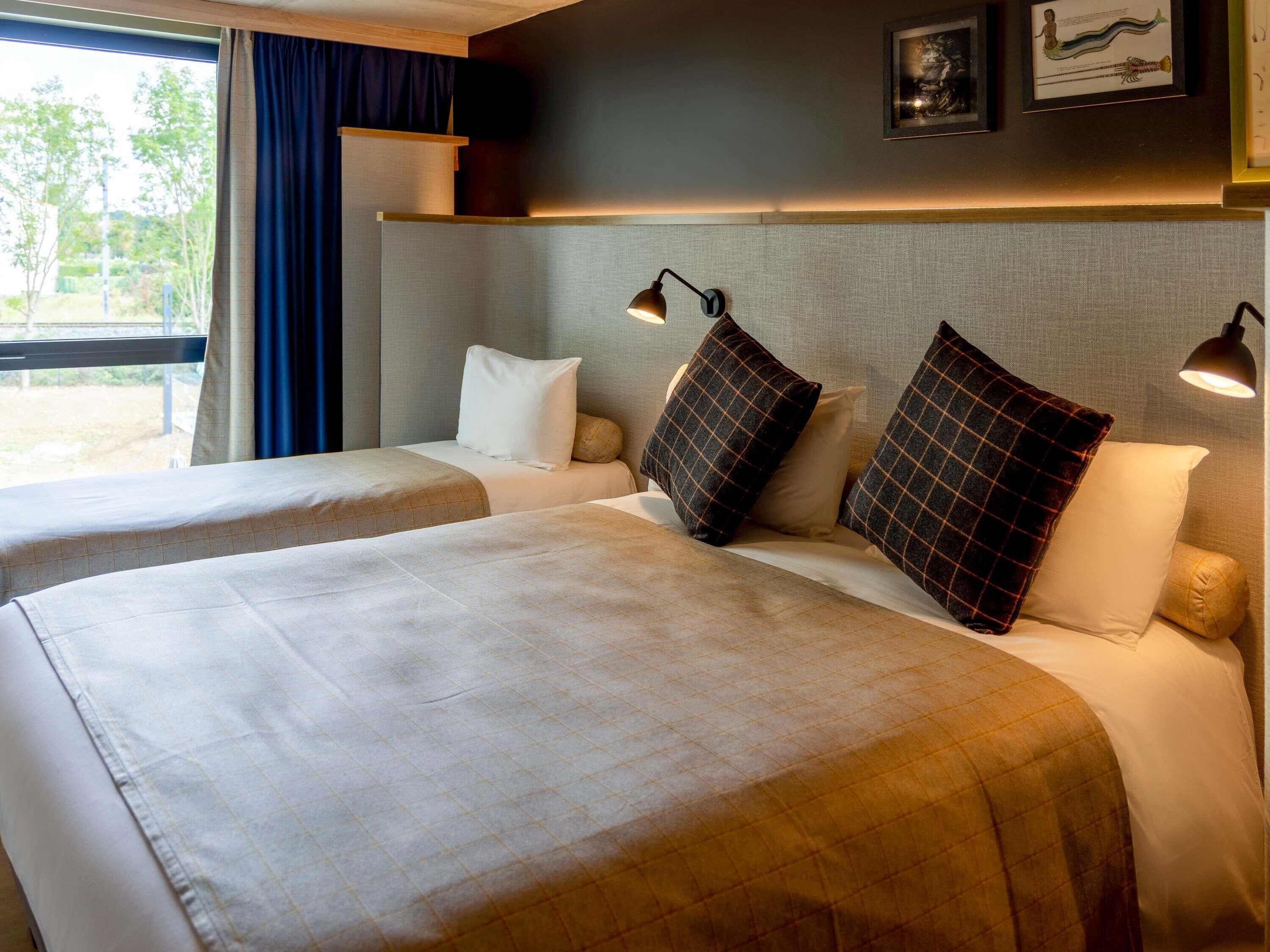 غرفة عادية (1 Double Bed and 3 Single Beds) | أغطية فراش متميزة ومكتب وستائر تعتيم وتجهيزات عازلة للصوت