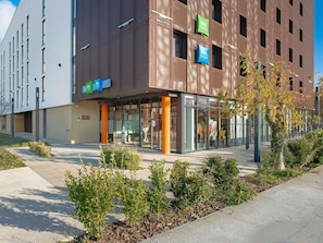 A modern building with signage for 'ibis Styles' and 'ibis Budget' indicating a hotel or resort. - ibis Styles La Rochelle Centre Gare (La Rochelle)