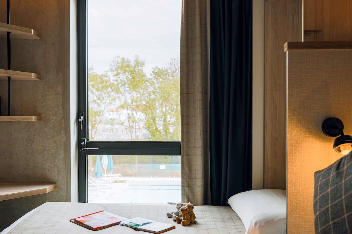 Ropa de cama de alta calidad, escritorio y cortinas blackout