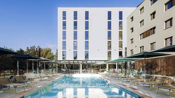 Sæsonbestemt udendørs pool, åben fra kl. 10.00 til kl. 22.00, parasoller