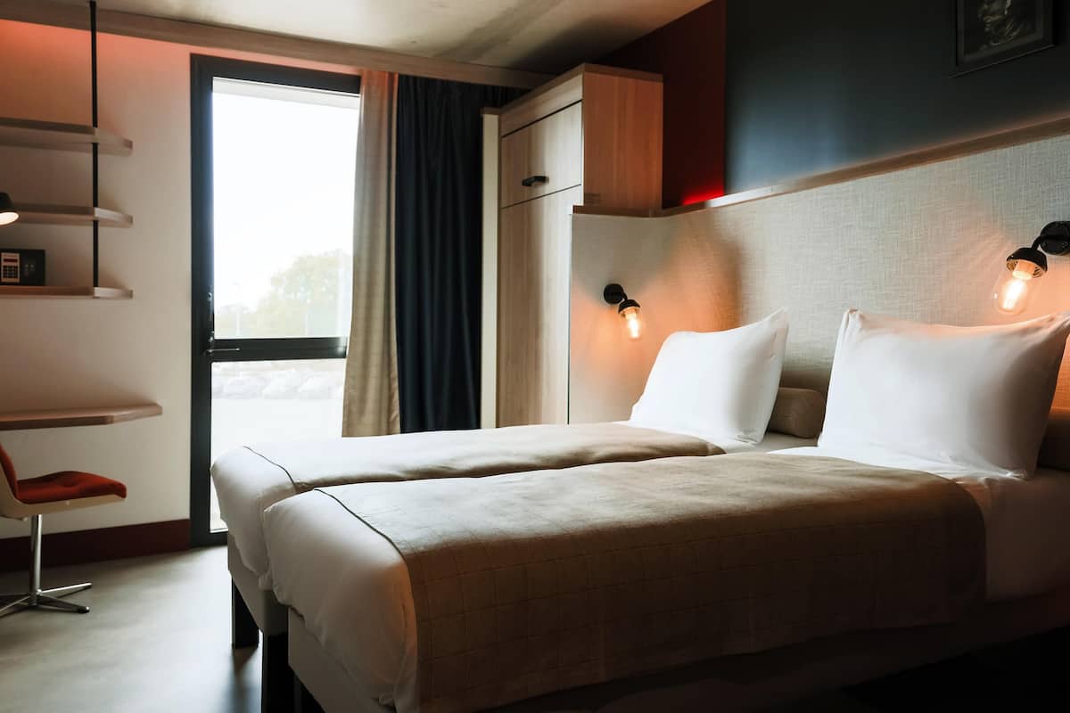 Ropa de cama de alta calidad, escritorio y cortinas blackout