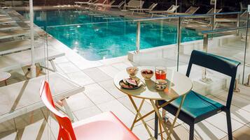 Piscina externa sazonal, funciona das 10h às 22h, guarda-sóis