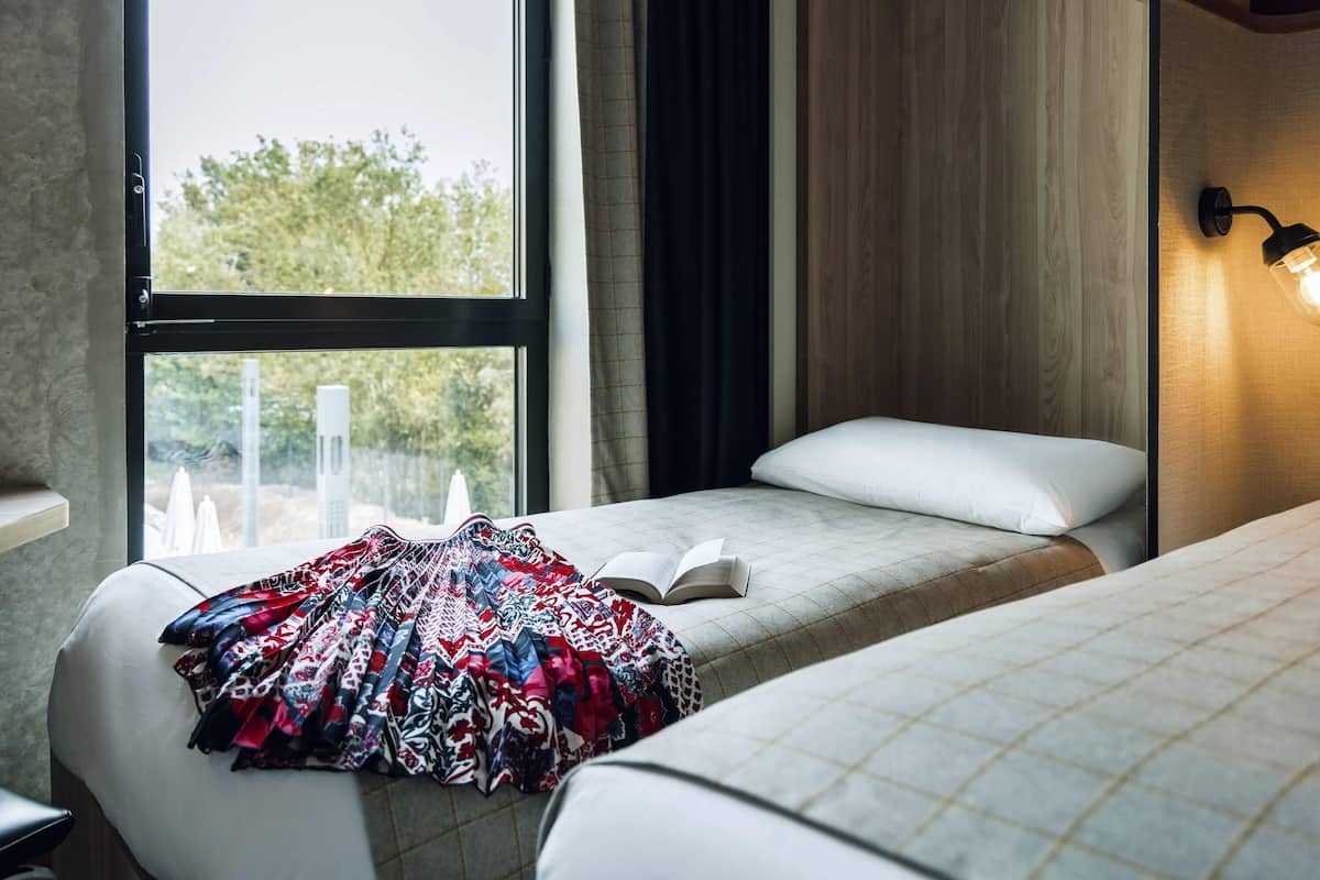 Ropa de cama de alta calidad, escritorio y cortinas blackout