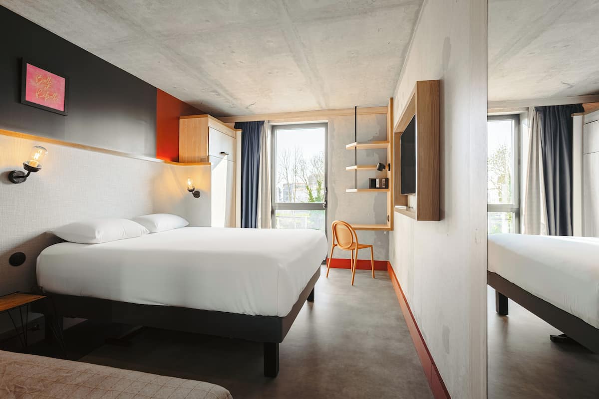 Premium bedding, desk, blackout drapes, soundproofing