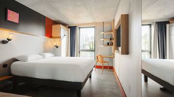 Ropa de cama de alta calidad, escritorio y cortinas blackout