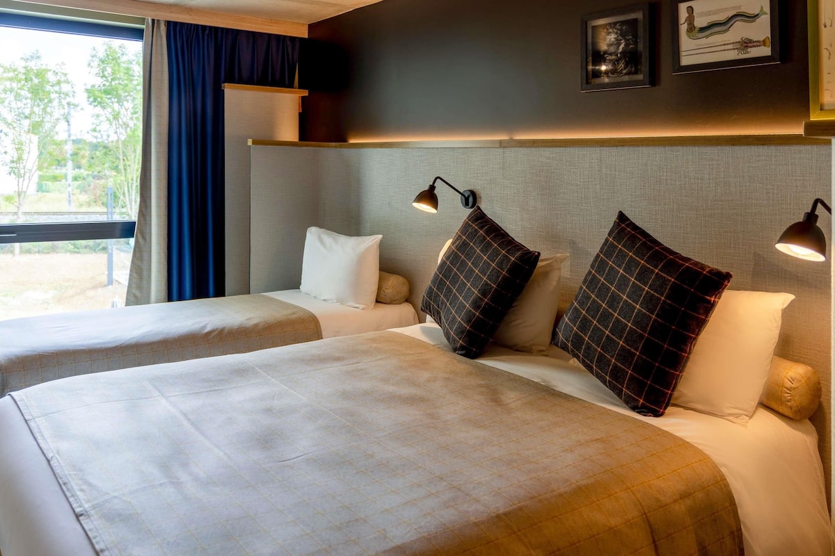 Chambre Standard (1 Double Bed and 3 Single Beds) | Literie de qualité supérieure, bureau, rideaux occultants