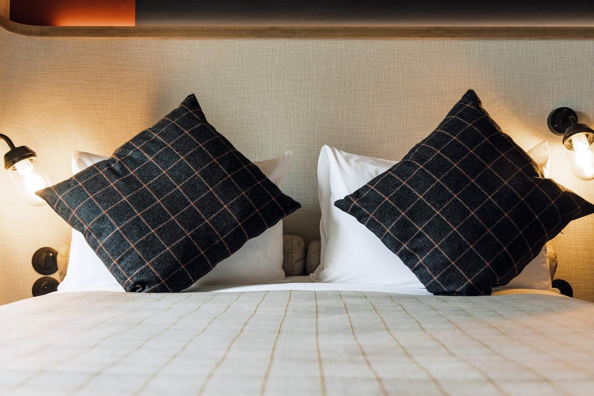 Premium bedding, desk, blackout drapes, soundproofing