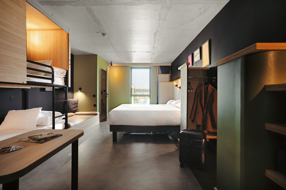 Standardzimmer (1 Double Bed and 3 Single Beds) | Hochwertige Bettwaren, Schreibtisch, Verdunkelungsvorhänge