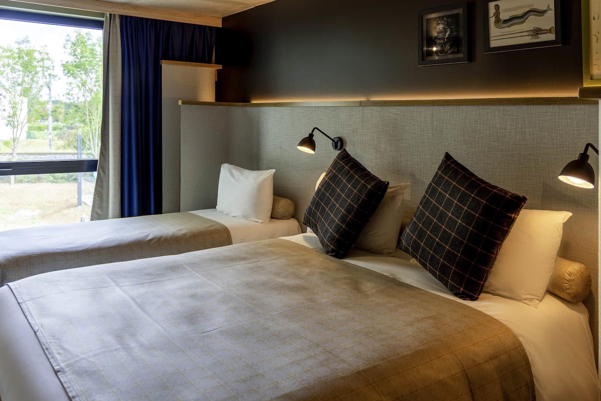 Chambre Standard (1 Double Bed and 3 Single Beds)