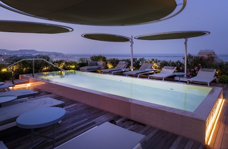 Outdoor pool, pool umbrellas, sun loungers