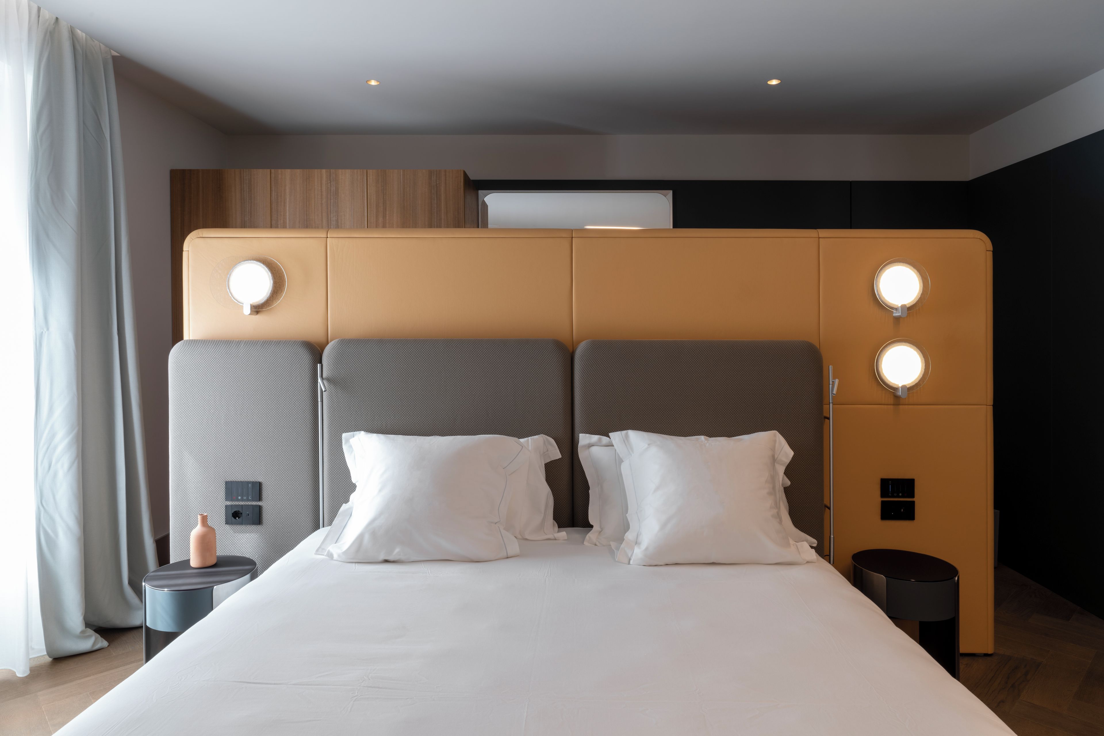 Deluxe Room | Peralatan tempat tidur premium, gebar bulu kapas, busa memori, bar mini 