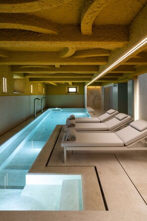 Outdoor pool, pool umbrellas, sun loungers - Palazzo Tirso Cagliari Mgallery (Cagliari)