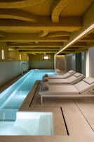 Piscina externa, guarda-sóis, espreguiçadeiras