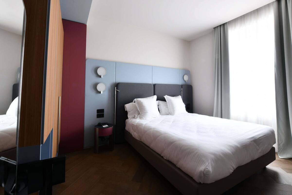 Superior Room, 1 King Bed, Accessible | Premium bedding, down comforters, memory foam beds, minibar