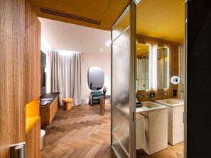 Deluxe-Zimmer, Buchtblick | Hochwertige Bettwaren, Daunenbettdecken