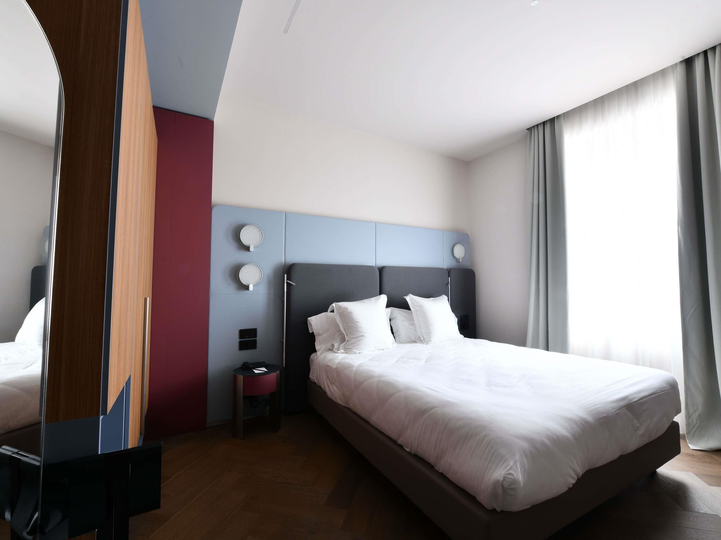 Superior-huone, 1 suuri parisänky, esteetön | Ylelliset vuodevaatteet, untuvapeitot, memory foam -patjalliset sängyt
