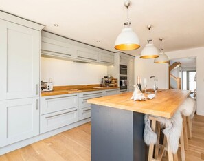 Cottage | Private kitchen | Fridge, dishwasher, cookware/dishes/utensils