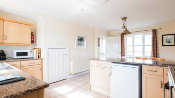 Cottage | Private kitchen | Dishwasher, cookware/dishes/utensils