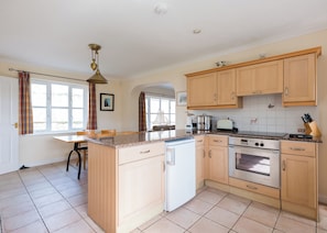 Cottage | Private kitchen | Dishwasher, cookware/dishes/utensils