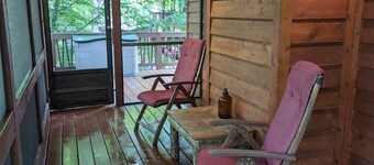 Cozy cabin with wrap around porch and only minutes to town!