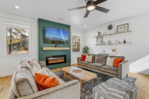 Smart-TV, peis, bøker og musikkbibliotek