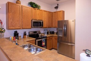 Kjøleskap, mikrobølgeovn, ovn og kokeplater