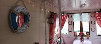 Pretty & Cosy Boat in Stunning Valley View, Wales