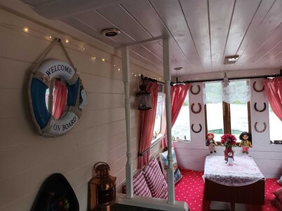Pretty & Cosy Boat in Stunning Valley View, Wales