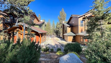 Condo, 2 Bedrooms | Property grounds