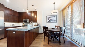 Appart'hôtel, 2 chambres | Cuisine privée | Réfrigérateur, four, cafetière/bouilloire, grille-pain