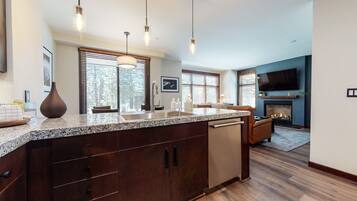 Condo, 2 Bedrooms | Private kitchen | Fridge, oven, coffee/tea maker, toaster