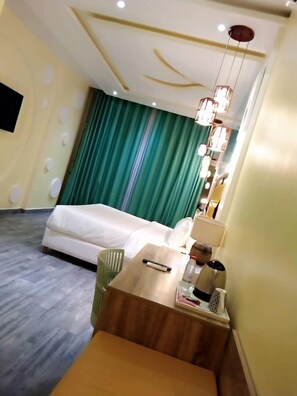 Desk, laptop workspace, blackout curtains, soundproofing - hôtel copacabana beach kribi (Kribi)