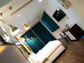 Desk, laptop workspace, blackout curtains, soundproofing - hôtel copacabana beach kribi (Kribi)