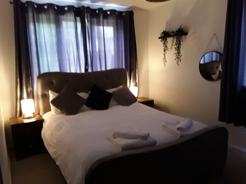 Impeccable 2-bed Apartment in Grays, London