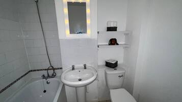 Apartment | Bathroom | Deep-soaking bathtub, hair dryer, towels