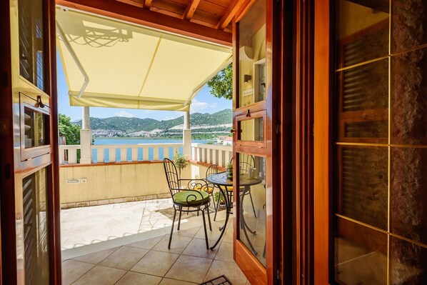 Outdoor dining - Apartment Jadranka with Sea View in Rogotin (Rogotin)