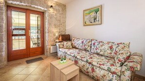 Living area - Apartment Jadranka with Sea View in Rogotin (Rogotin)