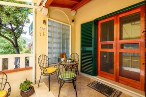 Outdoor dining - Apartment Jadranka with Sea View in Rogotin (Rogotin)