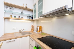 Kühlschrank, Mikrowelle, Ofen, Geschirrspüler